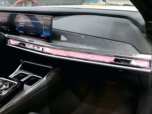 Used 2023 BMW i7 xDrive60 w/ Executive Package 2 AWD/4WD image 19