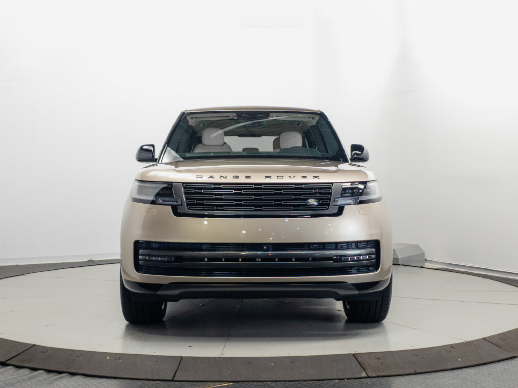 Used 2025 Land Rover Range Rover SE AWD/4WD image 2