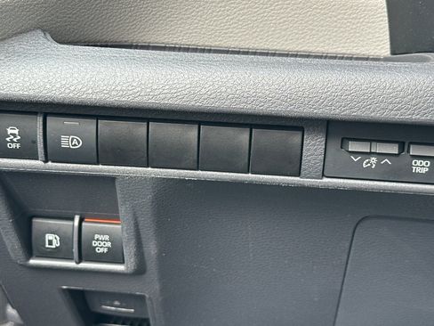 Used 2024 Toyota Sienna XLE image 43