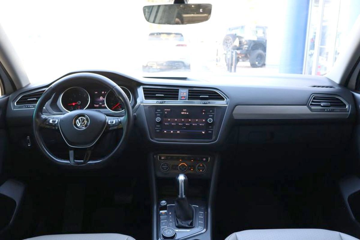 Used 2018 Volkswagen Tiguan SE w/ Panoramic Sunroof Package AWD/4WD image 13