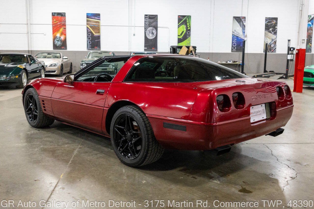 Used 1992 Chevrolet Corvette Coupe RWD image 5