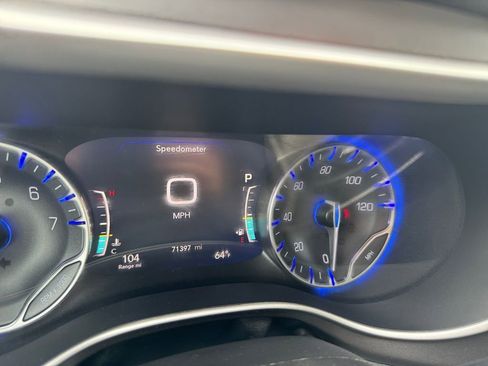 Used 2022 Chrysler Pacifica Touring-L FWD image 16