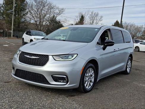 Certified 2024 Chrysler Pacifica Touring-L FWD image 5