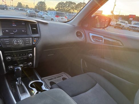 Used 2017 Nissan Pathfinder SV image 13