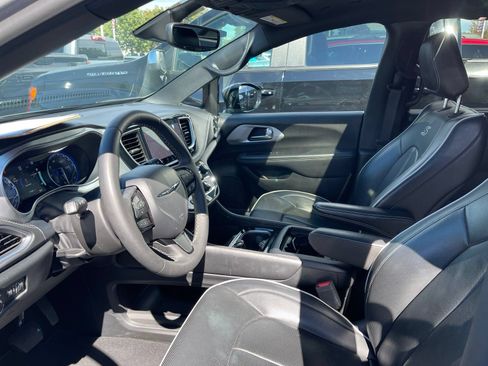 Used 2025 Chrysler Pacifica Limited FWD image 5