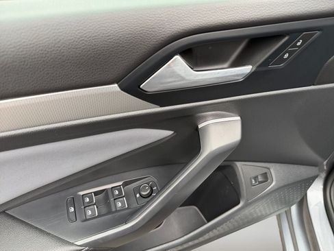 Used 2025 Volkswagen Jetta SE FWD image 21