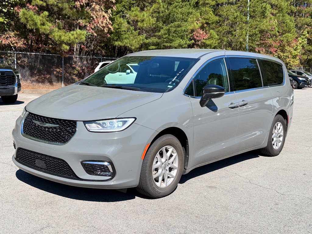 Used 2025 Chrysler Pacifica Select FWD image 3