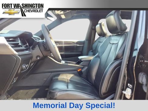Used 2023 Jeep Grand Cherokee Overland w/ Luxury Tech Group IV AWD/4WD image 5