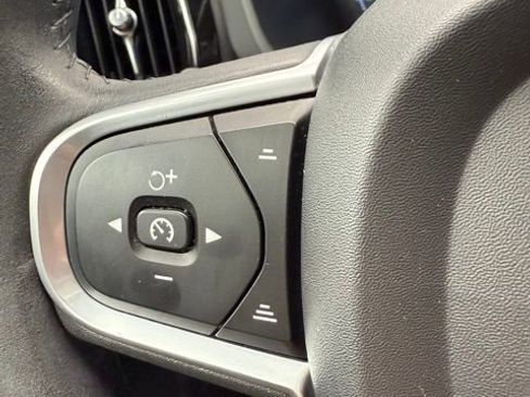 Used 2021 Volvo XC60 T5 Momentum image 40