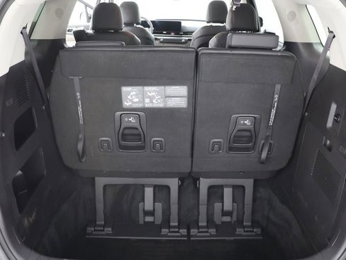 Used 2025 Kia Carnival FWD image 28