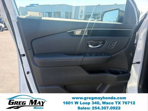 Used 2025 Honda Pilot Touring image 10