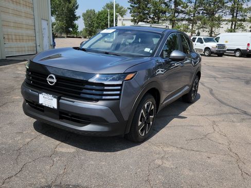Used 2025 Nissan Kicks SV AWD/4WD image 2