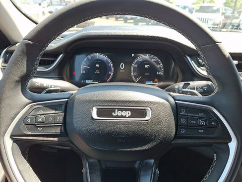 Used 2023 Jeep Grand Cherokee Limited w/ Black Appearance Package AWD/4WD image 18