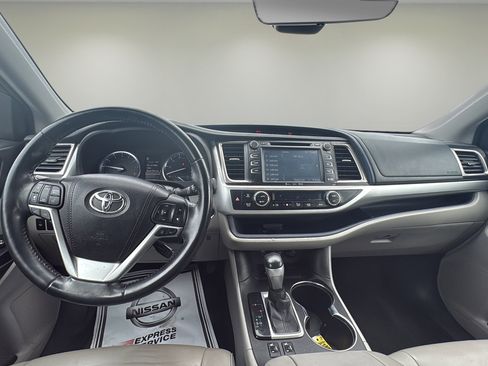 Used 2018 Toyota Highlander XLE image 10