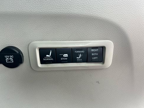 Used 2019 Chrysler Pacifica Limited w/ Tire & Wheel Group FWD image 28