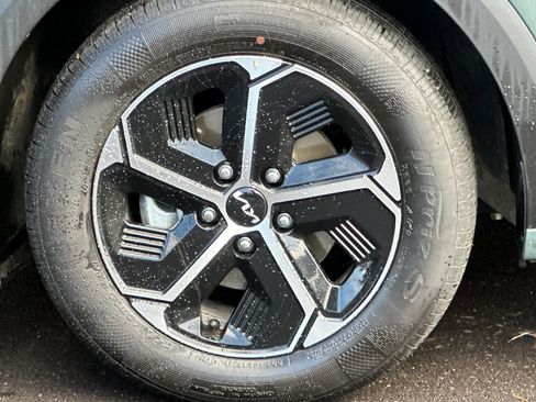 Certified 2025 Kia Niro EX image 33