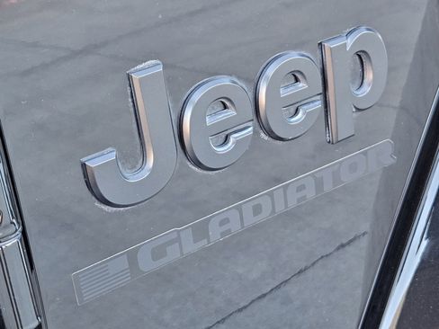 Used 2023 Jeep Gladiator Sport image 15