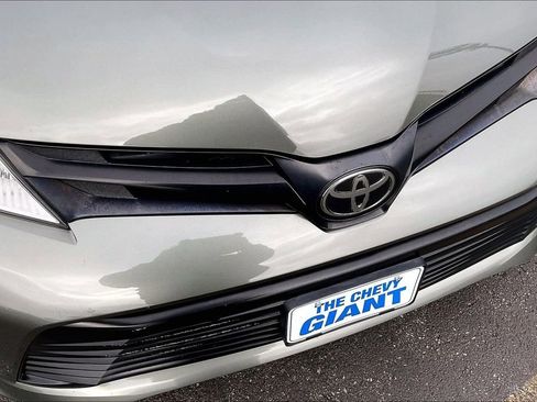 Used 2020 Toyota Sienna L image 31