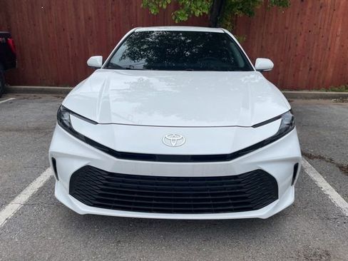 Used 2025 Toyota Camry LE image 3