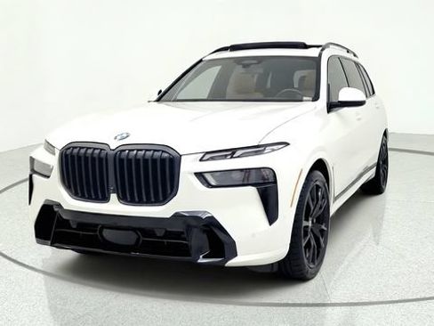 Used 2024 BMW X7 xDrive40i w/ M Sport Package AWD/4WD image 3