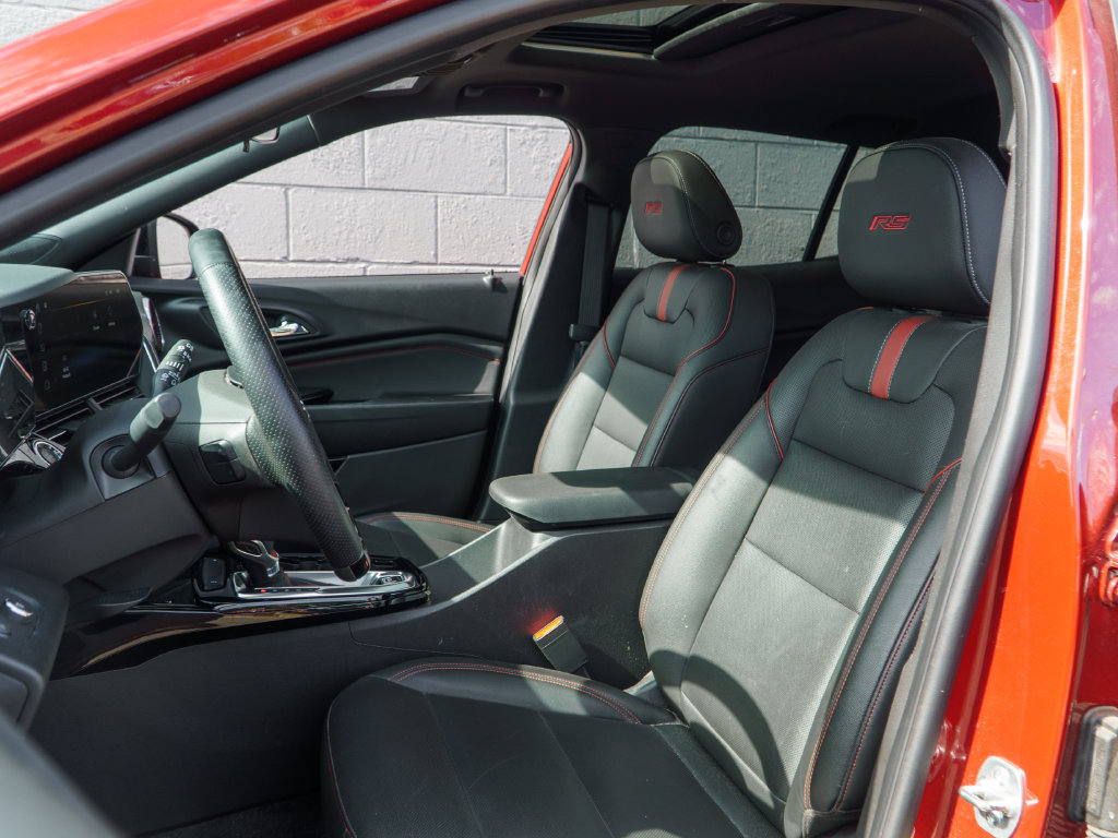 Used 2025 Chevrolet Trax RS w/ Sunroof Package FWD image 5