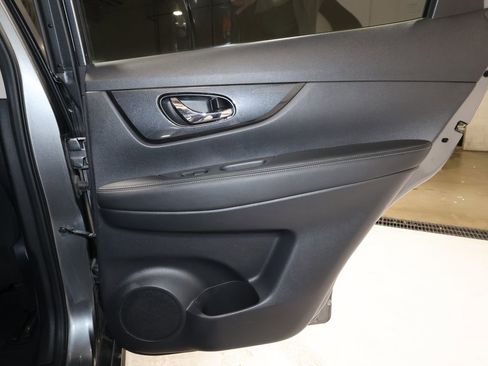 Used 2017 Nissan Rogue SV w/ SV Premium Package image 20