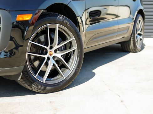 Certified 2025 Porsche Macan image 12