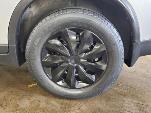 Used 2018 Nissan Rogue S AWD/4WD image 6