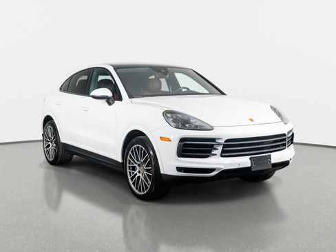 Used 2023 Porsche Cayenne Platinum Edition image 2