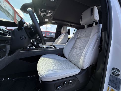 Used 2025 Cadillac Escalade V w/ LPO, ONYX Package image 18