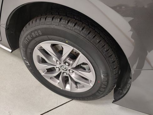 Used 2021 Toyota Sienna XLE image 15