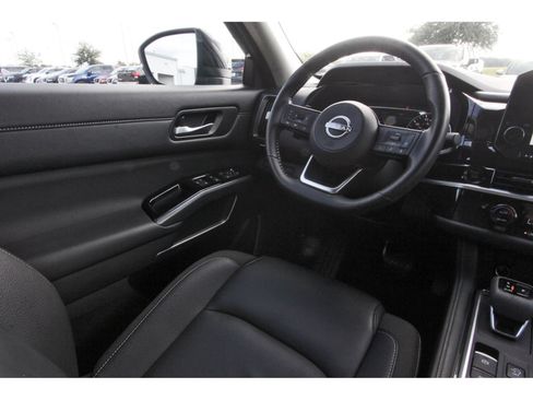 Certified 2025 Nissan Pathfinder SL FWD image 12