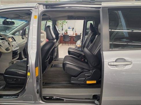 Used 2012 Toyota Sienna SE FWD image 29