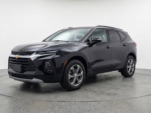 Used 2025 Chevrolet Blazer LT image 3