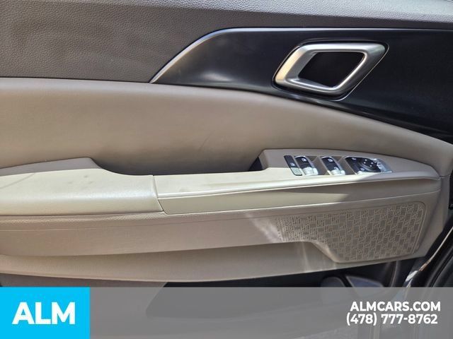 Used 2025 Kia Carnival FWD image 16