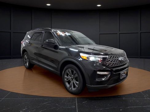 Certified 2023 Ford Explorer XLT w/ Equipment Group 202A AWD/4WD image 1