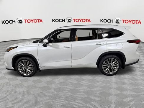Used 2022 Toyota Highlander Platinum AWD/4WD image 4