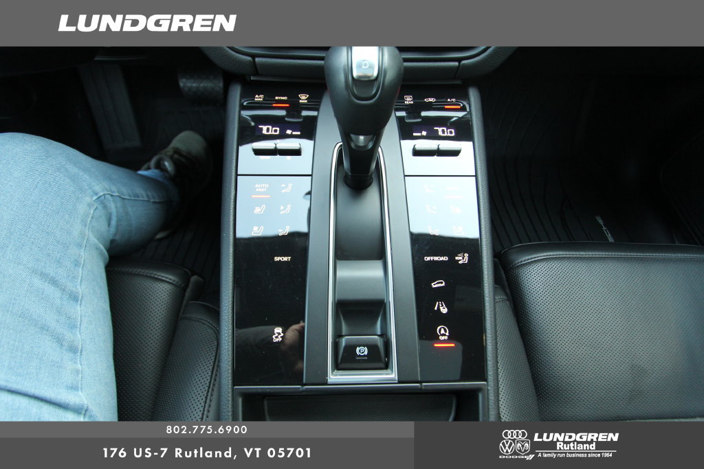Used 2025 Porsche Macan AWD/4WD image 20