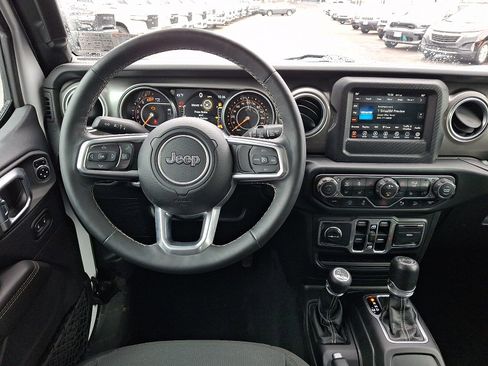 Used 2018 Jeep Wrangler Unlimited Sahara w/ Safety Group image 11