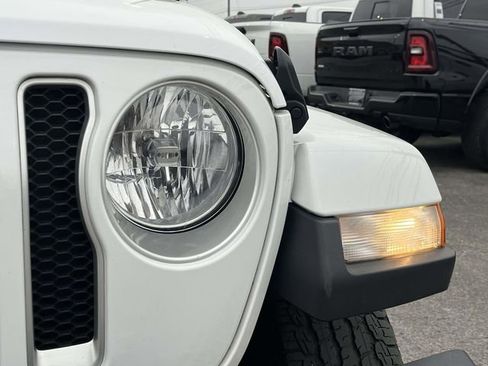 Used 2022 Jeep Wrangler Unlimited Sahara w/ Cold Weather Group image 9