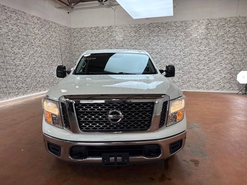 Used 2018 Nissan Titan SV w/ SV Convenience Package AWD/4WD image 2