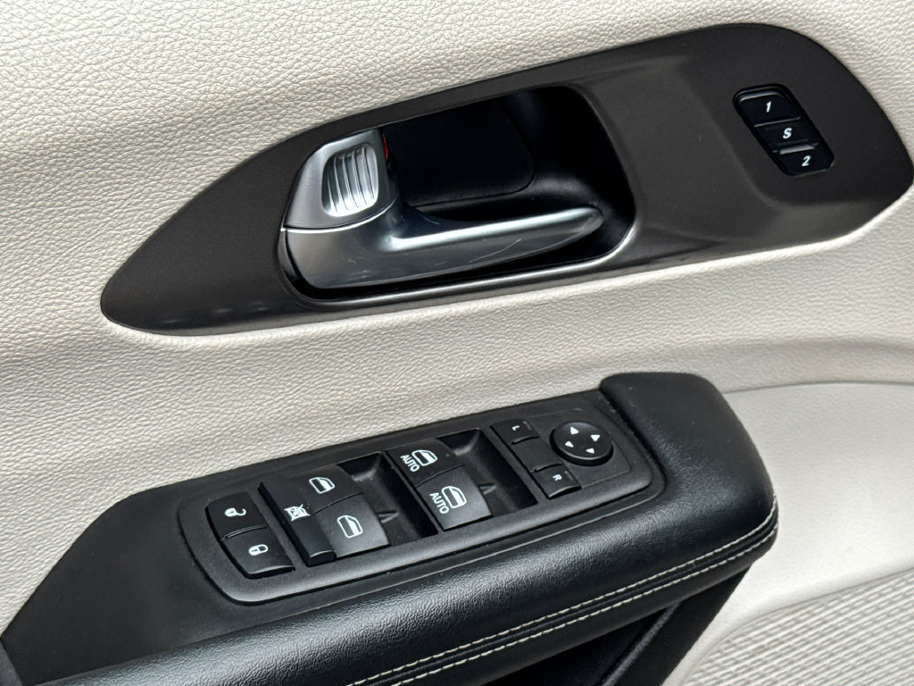Used 2023 Chrysler Pacifica Touring-L FWD image 28