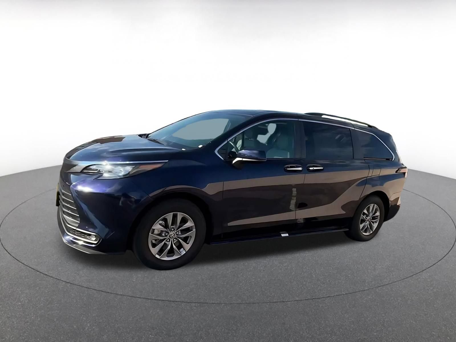Used 2025 Toyota Sienna XLE FWD image 7