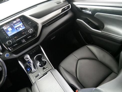 Used 2020 Toyota Highlander XLE image 11
