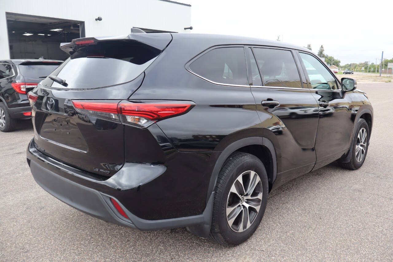 Used 2022 Toyota Highlander LE AWD/4WD image 3