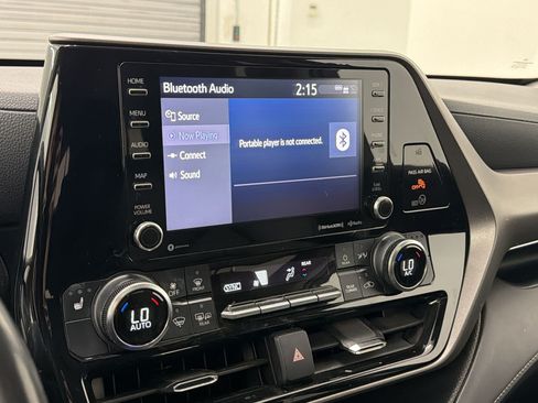 Used 2022 Toyota Highlander XLE FWD image 18