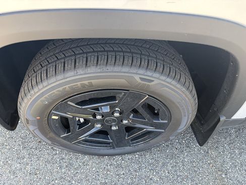 New 2026 Jeep Cherokee Laredo w/ MOPAR Finishing Package AWD/4WD image 9