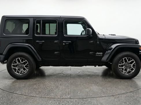 Used 2025 Jeep Wrangler Sahara AWD/4WD image 11