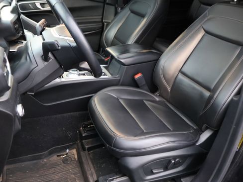 Used 2022 Ford Explorer XLT w/ Equipment Group 202A image 42