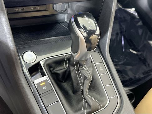 Used 2022 Volkswagen Tiguan SE image 16